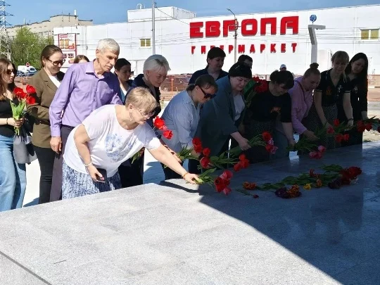 В честь 81-й годовщины Великой Победы специалисты Центра сопровождения и инноваций возложили цветы к Памятному знаку Героям-лётчикам 16-й воздушной армии. В честь 81-й годовщины Великой Победы специалисты Центра сопровождения и инноваций возложили цветы к Памятному знаку Героям-лётчикам 16-й воздушной армии.